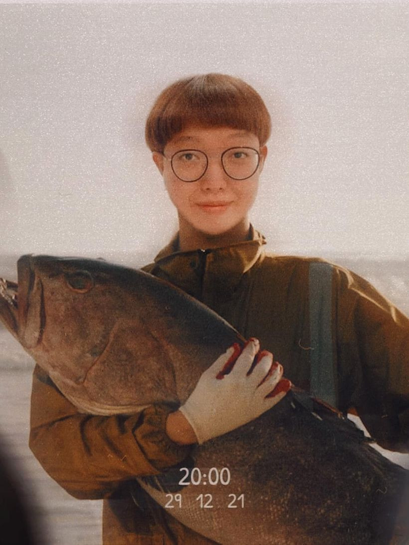 Từ hình ảnh Đen Vâu ôm con cá đứng giữa biển, cư dân mạng đã chế ảnh hàng loạt vô cùng hài hước, thú vị. Ảnh: Minh Thi