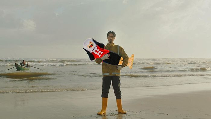 Con cá trên tay Đen Vâu trở thành nhiều phiên bản khác nhau. Ảnh: HIU