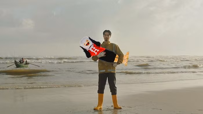 Con cá trên tay Đen Vâu trở thành nhiều phiên bản khác nhau. Ảnh: HIU