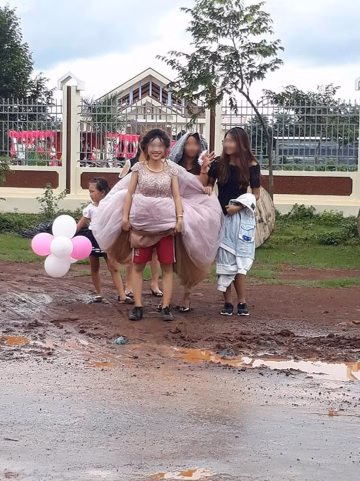 Hình ảnh hậu trường của cô dâu khi lỡ cưới nhầm ngày mưa bão.