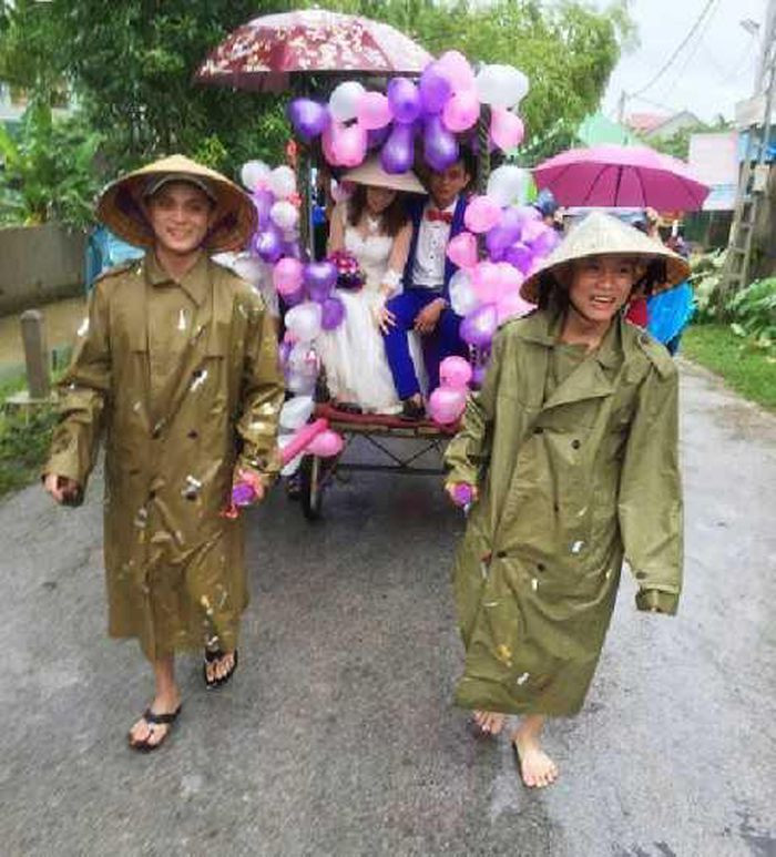Và còn vô vàn những đám cưới khác cũng gặp phải cảnh “mưa gió bão bùng”, nước ngập lênh láng. Vượt qua mọi bão giông, băng qua mưa to, gió lớn, cô dâu chú rể vẫn vui vẻ, hạnh phúc theo nhau về một nhà. Ảnh: Tổng hợp