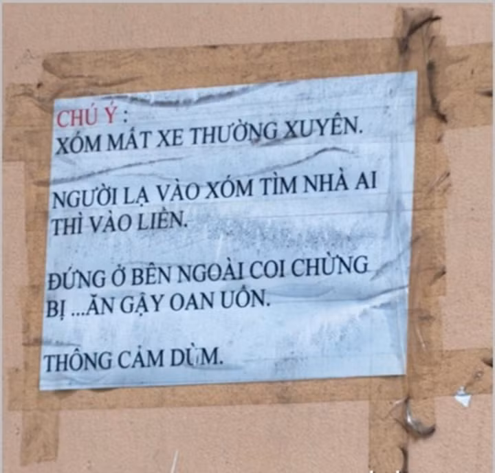 Biển báo hài hước dành cho người lạ khi đến xóm chơi.