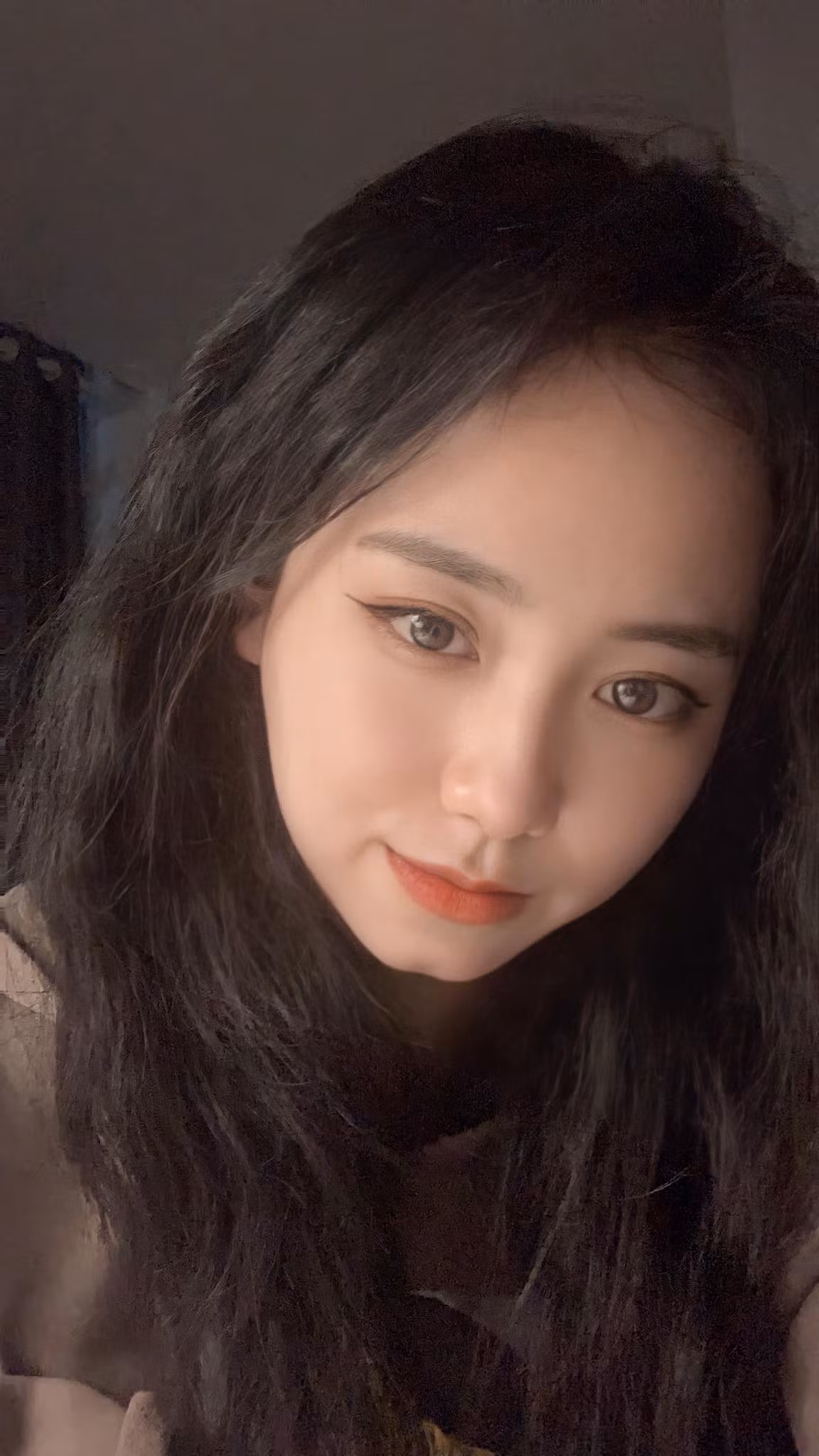 Cô nàng bị "bóc phốt" vì còn nợ môn nên chưa tốt nghiệp đại học, ngoài ra cô còn bị phát hiện truyền đạt sai kiến thức Vật lý và phải lên tiếng đính chính,...