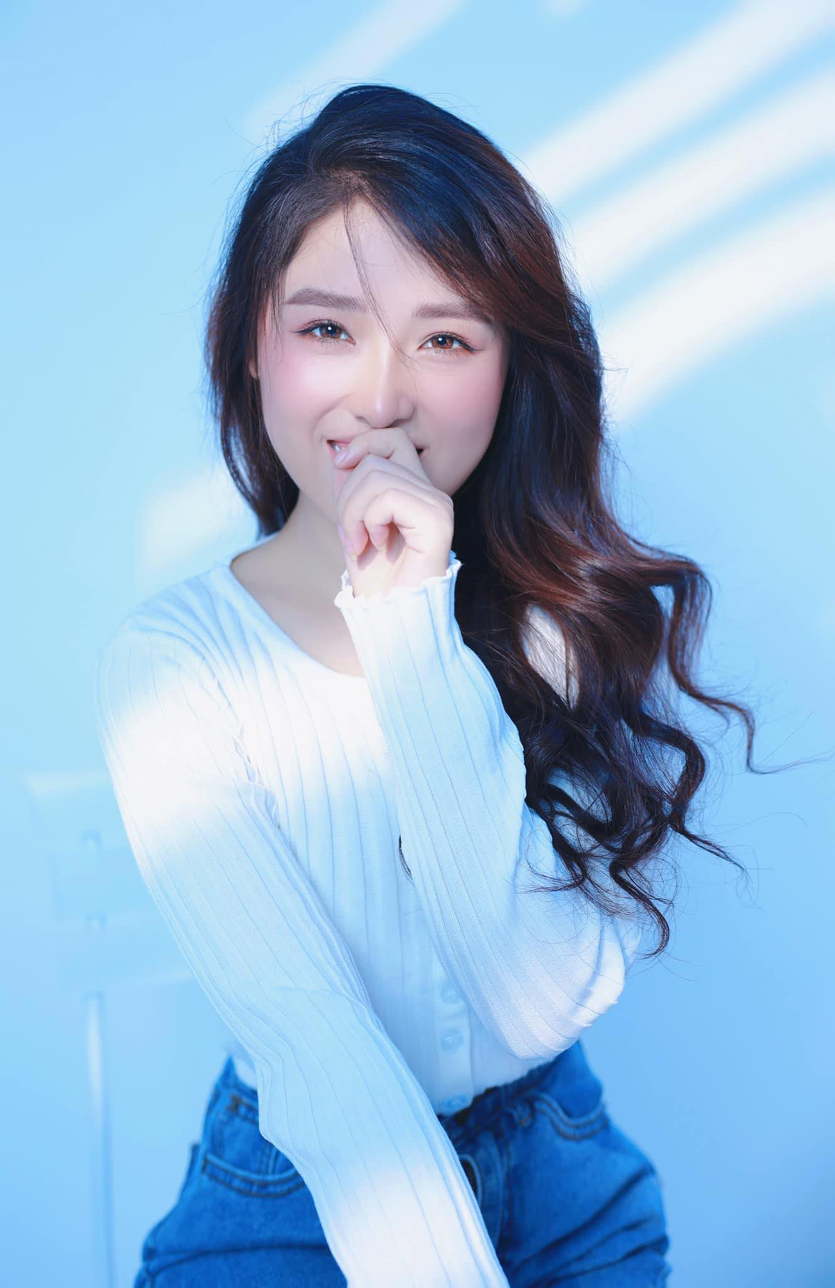 Hình ảnh đứng lớp của cô giáo trẻ được đăng tải lần đầu tiên trên hội chuyên chia sẻ ảnh gái xinh châu Á, thu hút hàng nghìn lượt "thả tim".