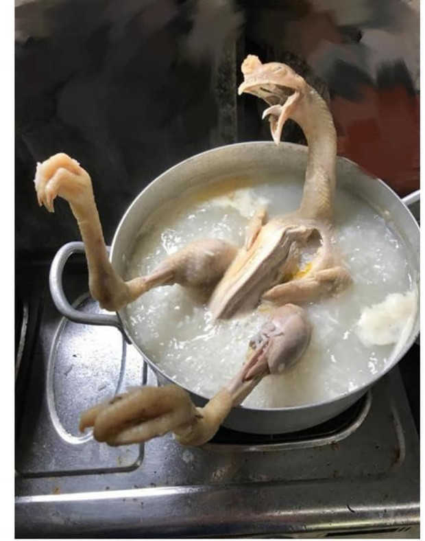 Tuy nhiên, để luộc được một con gà cúng không những ngon mà còn đẹp thì đòi hỏi người đầu bếp phải khéo léo lắm trong khâu tạo hình.