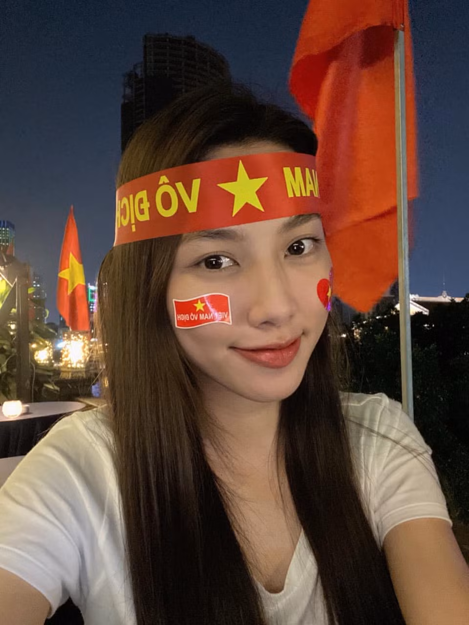 Hình ảnh tươi tắn, rạng rỡ của Tân Hoa hậu Hoà Bình Thế giới đã được đông đảo cư dân mạng Việt khen ngợi.