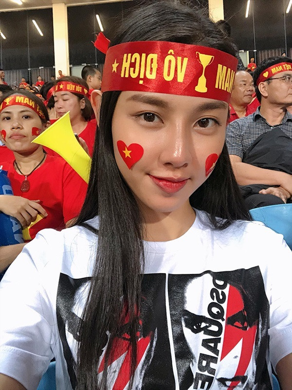 Hồi mùa giải AFF Cup 2018, cô từng hào hứng chia sẻ những hình ảnh đi cổ vũ cho đội tuyển bóng đá Việt Nam.