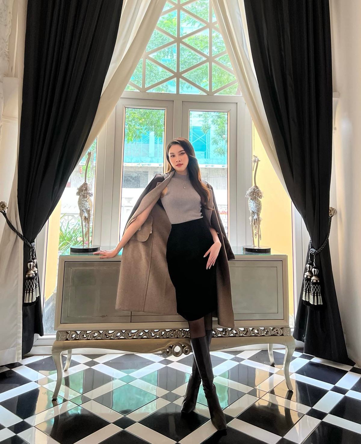 Sở hữu vóc dáng đẹp, lối dẫn tự nhiên cộng khả năng ngoại ngữ lưu loát nên nữ MC xinh đẹp này đã nhanh chóng ghi điểm trong mắt người xem truyền hình.