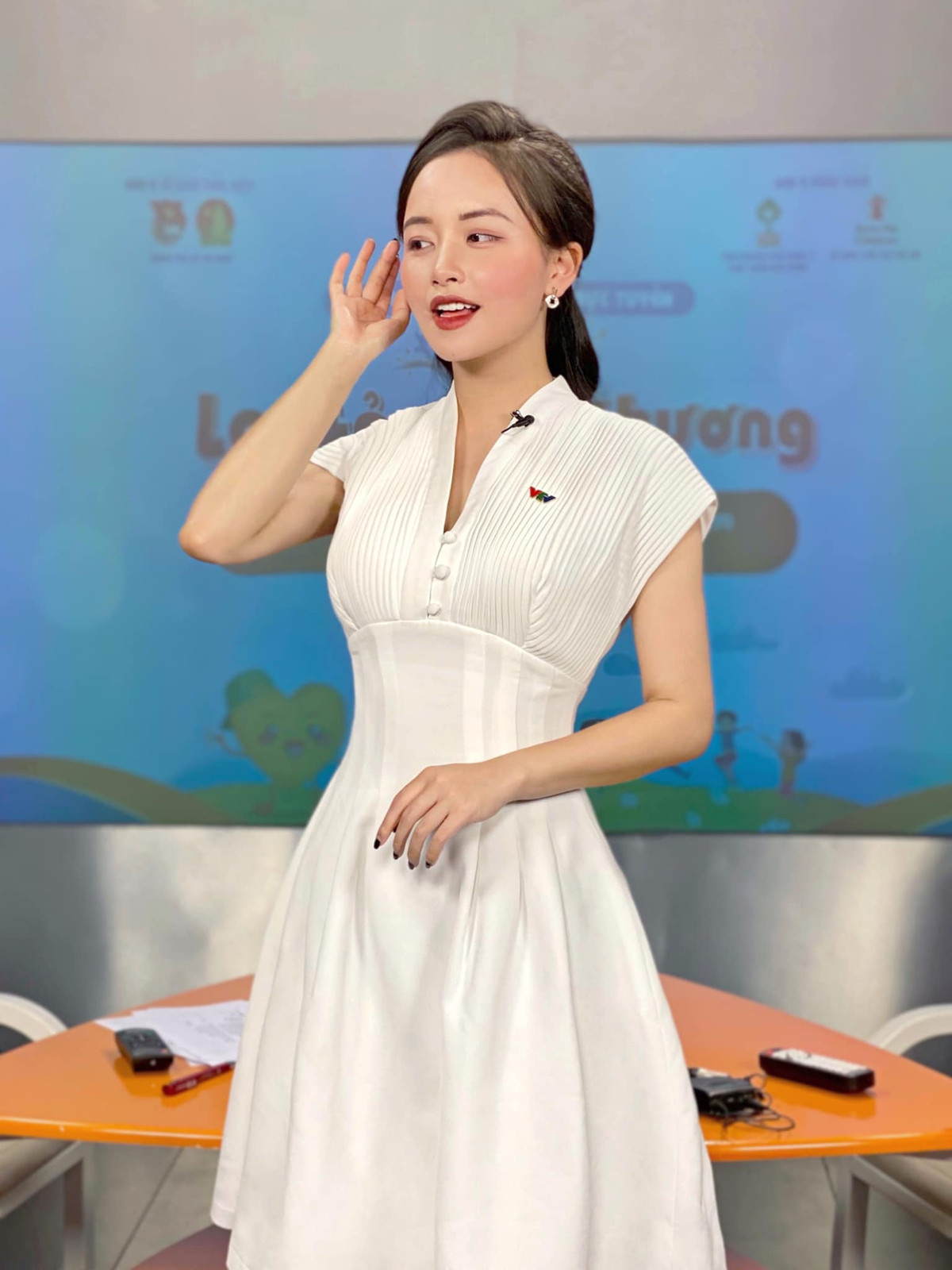 Mộc Miên sở hữu khuôn mặt xinh, cuốn hút người nhìn và vóc dáng khiêu gợi.