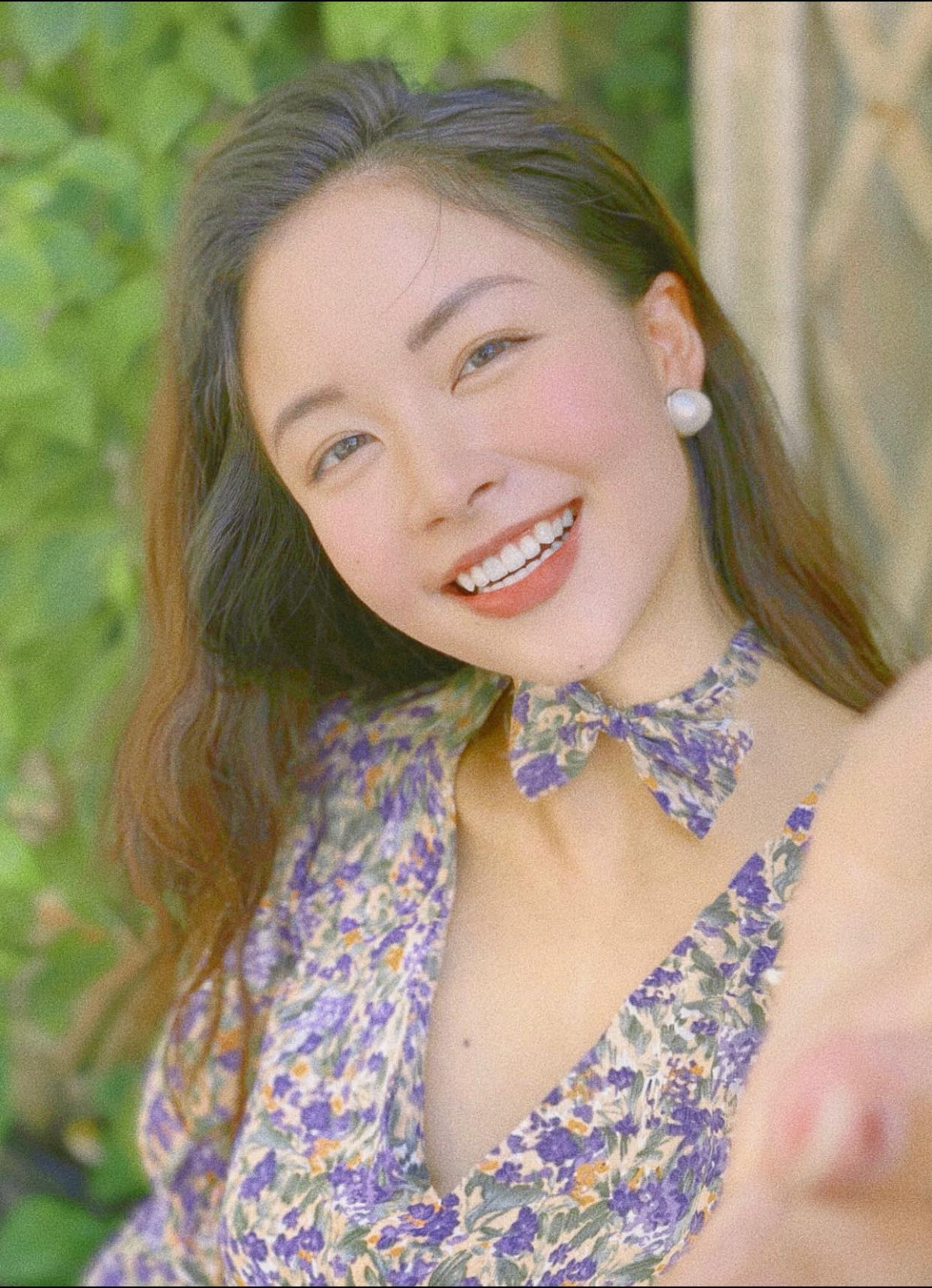 Người đẹp 9X theo đuổi phong cách nữ tính, gợi cảm và trẻ trung. Thỉnh thoảng, người hâm mộ mới thấy khoảnh khắc táo bạo hiếm hoi của nữ MC.