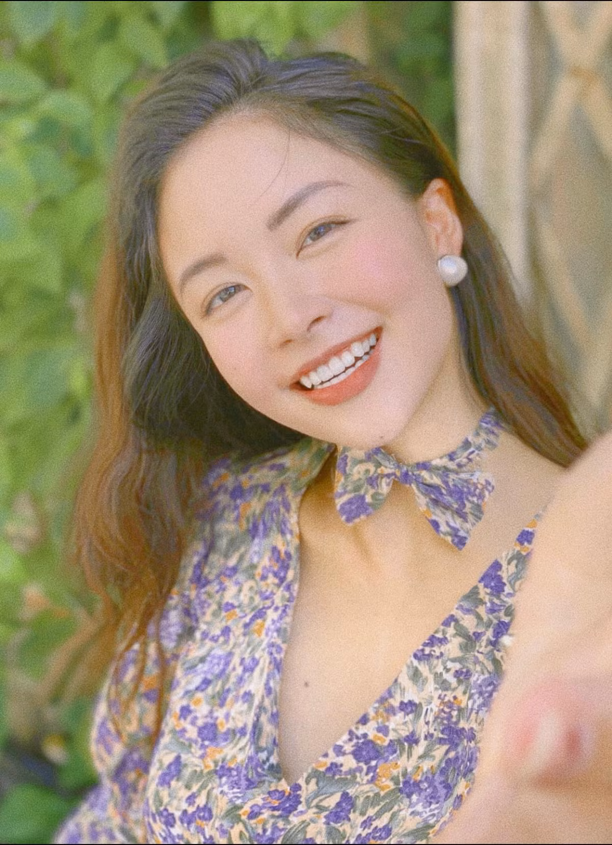 Người đẹp 9X theo đuổi phong cách nữ tính, gợi cảm và trẻ trung. Thỉnh thoảng, người hâm mộ mới thấy khoảnh khắc táo bạo hiếm hoi của nữ MC.