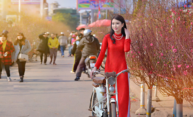 Trong chợ là muôn vàn chậu hoa phong phú chủng loại, tấp nập kẻ bán người mua. Từ đó, các bạn trẻ đến đây sẽ dễ dàng có được những khung hình tự nhiên, chân thực, sinh động. Ảnh: Tổng hợp