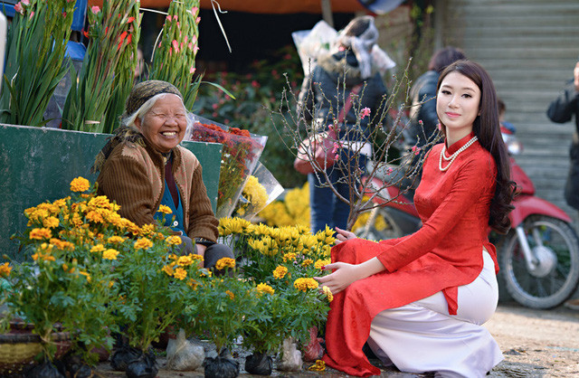 Tết đến xuân về, các chợ hoa Hà Nội lại tràn ngập không khí đón xuân. Nếu khéo chọn góc, chợ hoa Quảng Bá là nơi mang đậm hơi thở cuộc sống dịp cận Tết trong khuôn hình của bạn.