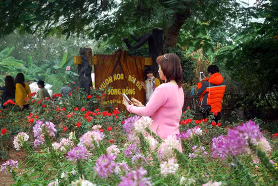 Nằm ở cuối ngõ 264 Âu Cơ, cách trung tâm Hà Nội chưa đến 30 phút lái xe, nơi đây mang một vẻ đẹp yên bình, trong lành, đối lập với sự ồn ào, tấp nập của phố phường.