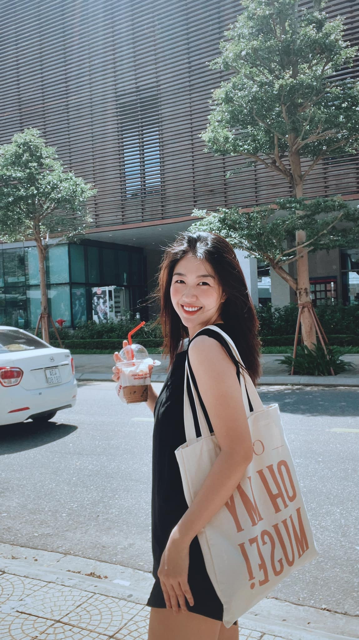 Gái xinh sở hữu nhiều điều mà mọi cô gái đều ao ước: Xinh đẹp, giỏi giang, có một công việc như mơ.