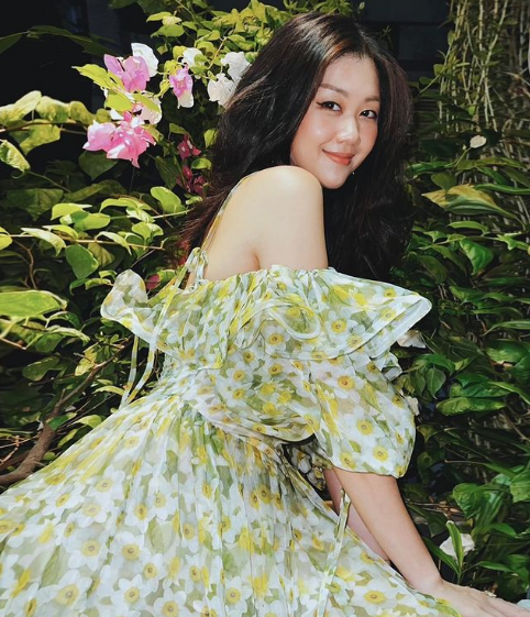 Cô từng được tạp chí thời trang danh giá trong nước bình chọn là 1 trong 5 nữ tiếp viên hàng không xinh đẹp, thu hút của năm 2019.