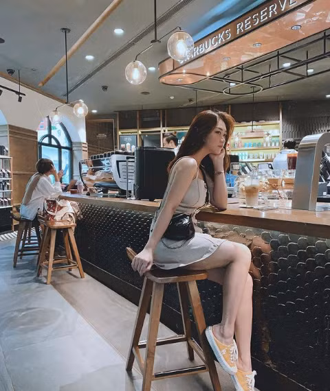 Nam Phương sở hữu nụ cười rạng rỡ, vẻ đẹp sắc sảo và một thân hình săn chắc.