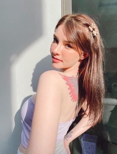 Sau ồn ào quảng cáo trang web cá cược bóng đá trước thềm World Cup 2018, sự nghiệp của Jessie dường như không bị ảnh hưởng. Người mẫu 9X vẫn khá đắt show mời chụp bikini, nội y.