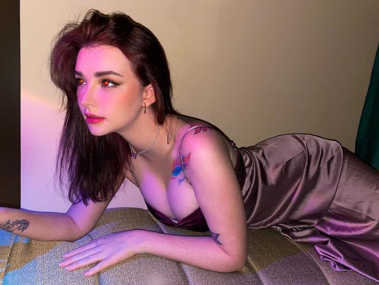 Ngoài sự nghiệp người mẫu, cô còn thường xuyên đi hát ở các quán bar nổi tiếng.