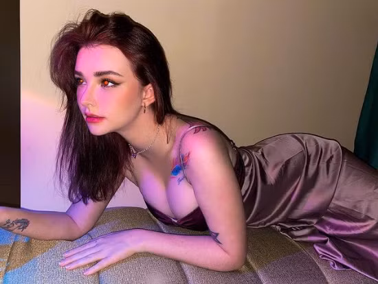 Ngoài sự nghiệp người mẫu, cô còn thường xuyên đi hát ở các quán bar nổi tiếng.