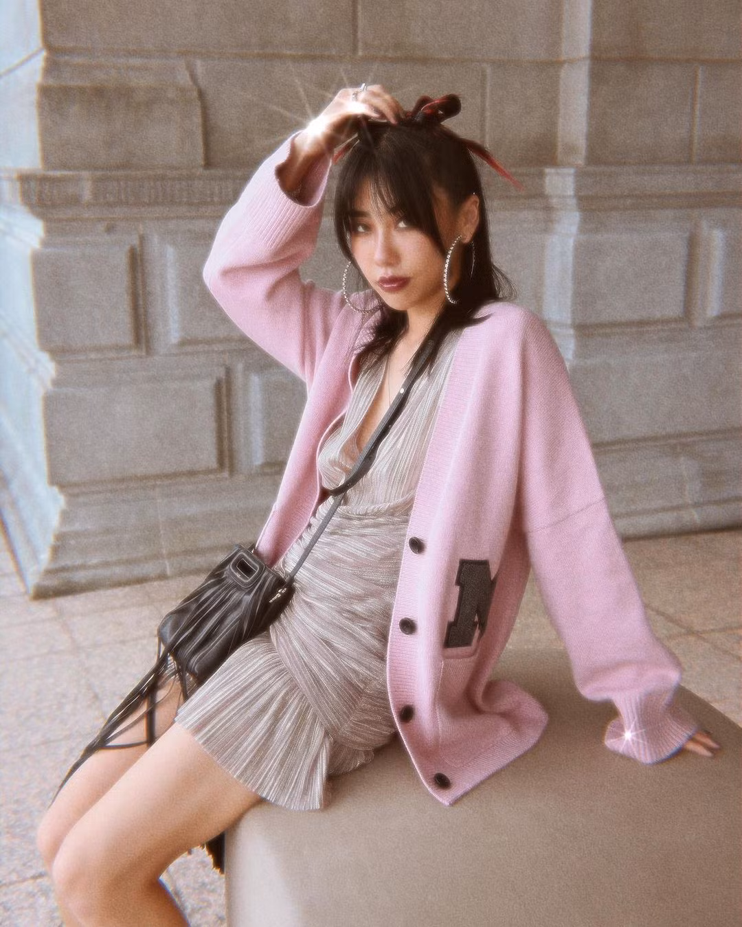 Mae yêu thời trang và bản thân cô cũng sở hữu phong cách ăn mặc vô cùng cá tính.