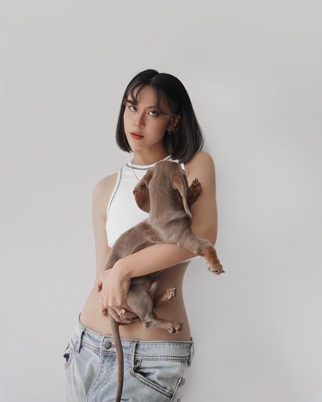 Sau khi tốt nghiệp chuyên ngành Y khoa, nàng rich kid 24 tuổi đã tự thành lập thương hiệu chăm sóc da của riêng mình mang tên Zyu Skincare vào năm 2020. Ảnh: Tổng hợp