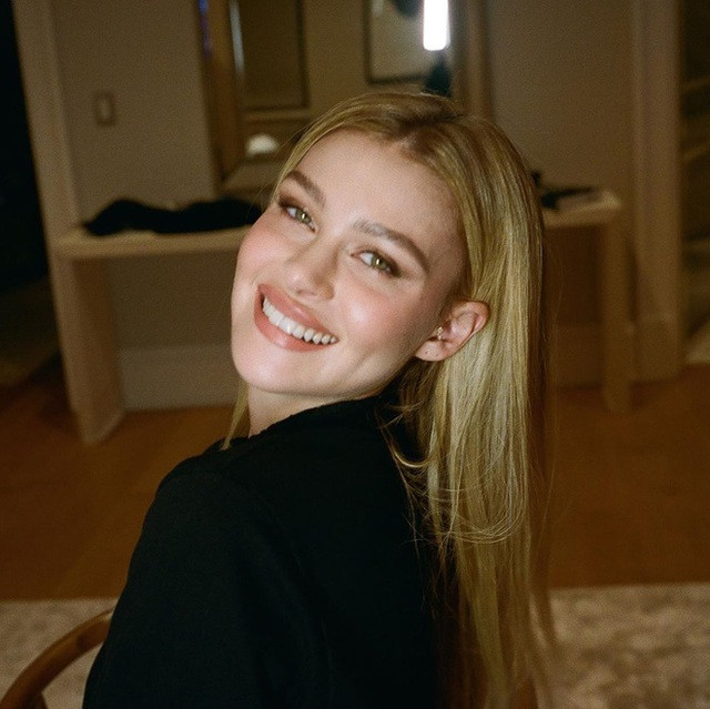 Nicola Peltz (1995), sống tại thành phố New York (Mỹ) là ái nữ của cựu siêu mẫu Claudia Heffner và tỷ phú Nelson Peltz.