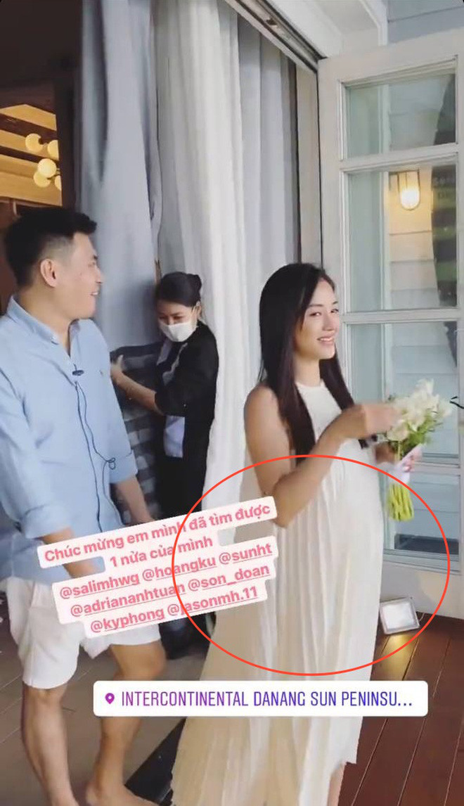 Gương mặt và thân hình của gái xinh đều lộ rõ dấu hiệu tăng cân, chưa kể cô nàng cũng chọn cho mình một chiếc váy trắng rộng, che đi vóc dáng cùng vòng 2 lùm tùm.