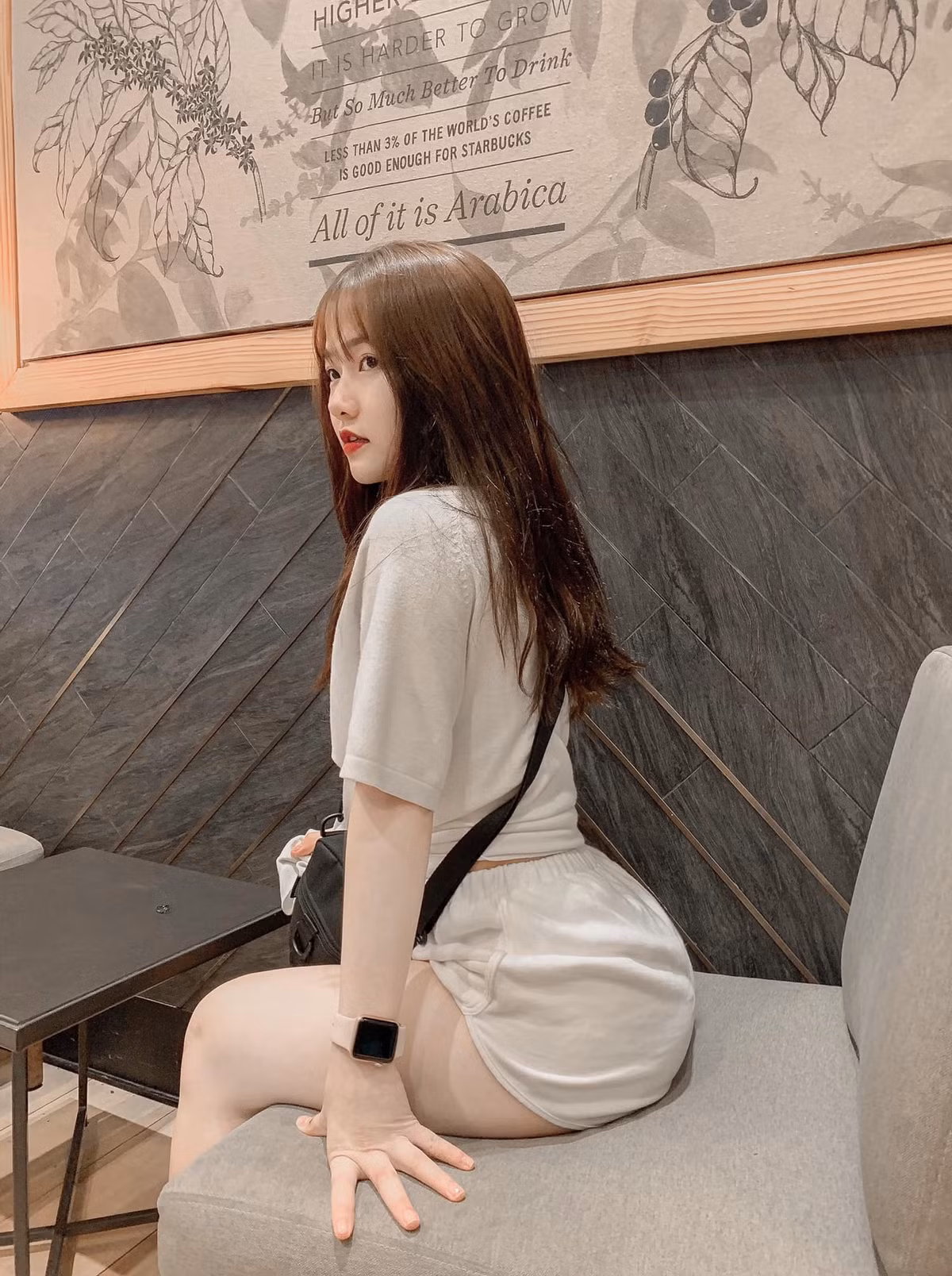 Hot girl sinh năm 1995 được nhận xét là có gương mặt "ai nhìn cũng yêu".