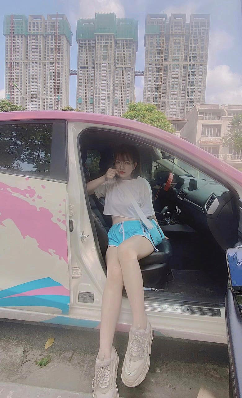 Thùy Trang càng nổi tiếng hơn sau bài viết và những lời khen "có cánh" của cư dân mạng xứ Trung.