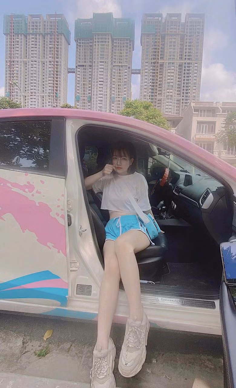 Thùy Trang càng nổi tiếng hơn sau bài viết và những lời khen "có cánh" của cư dân mạng xứ Trung.