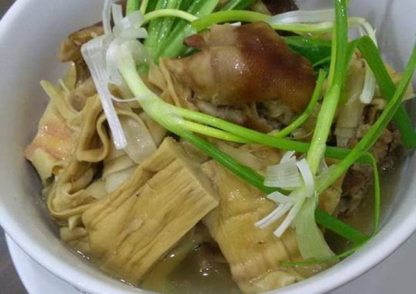 Có 10 bữa thì xin thưa từ tất niên cho đến cúng mùng 1, mùng 2, mùng 3, bát canh măng khô vẫn "chễm trệ" ở vị trí đầu bảng.