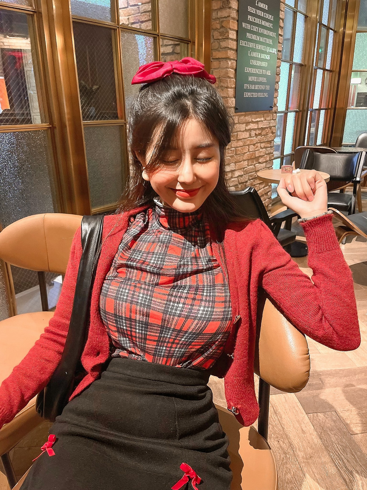 Những bộ ảnh ngẫu hứng thế này của Ngọc Trân thu hút đến vài chục nghìn lượt "thả tim". Ảnh: FBNV