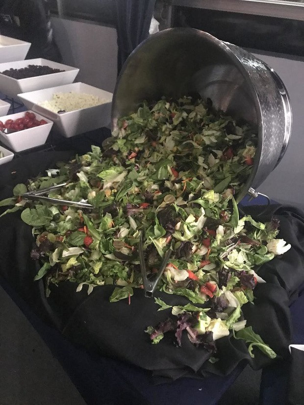 Chị em vụng về cũng là một thảm họa khi ăn uống.