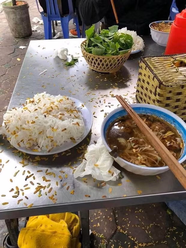 Chỉ cần một cơn gió nhẹ thoáng qua là tanh bành luôn suất bún chả.