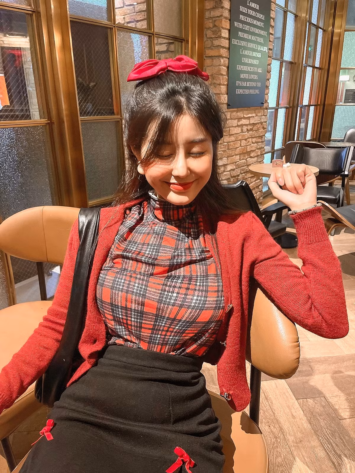 Những bộ ảnh ngẫu hứng thế này của Ngọc Trân thu hút đến vài chục nghìn lượt "thả tim". Ảnh: FBNV