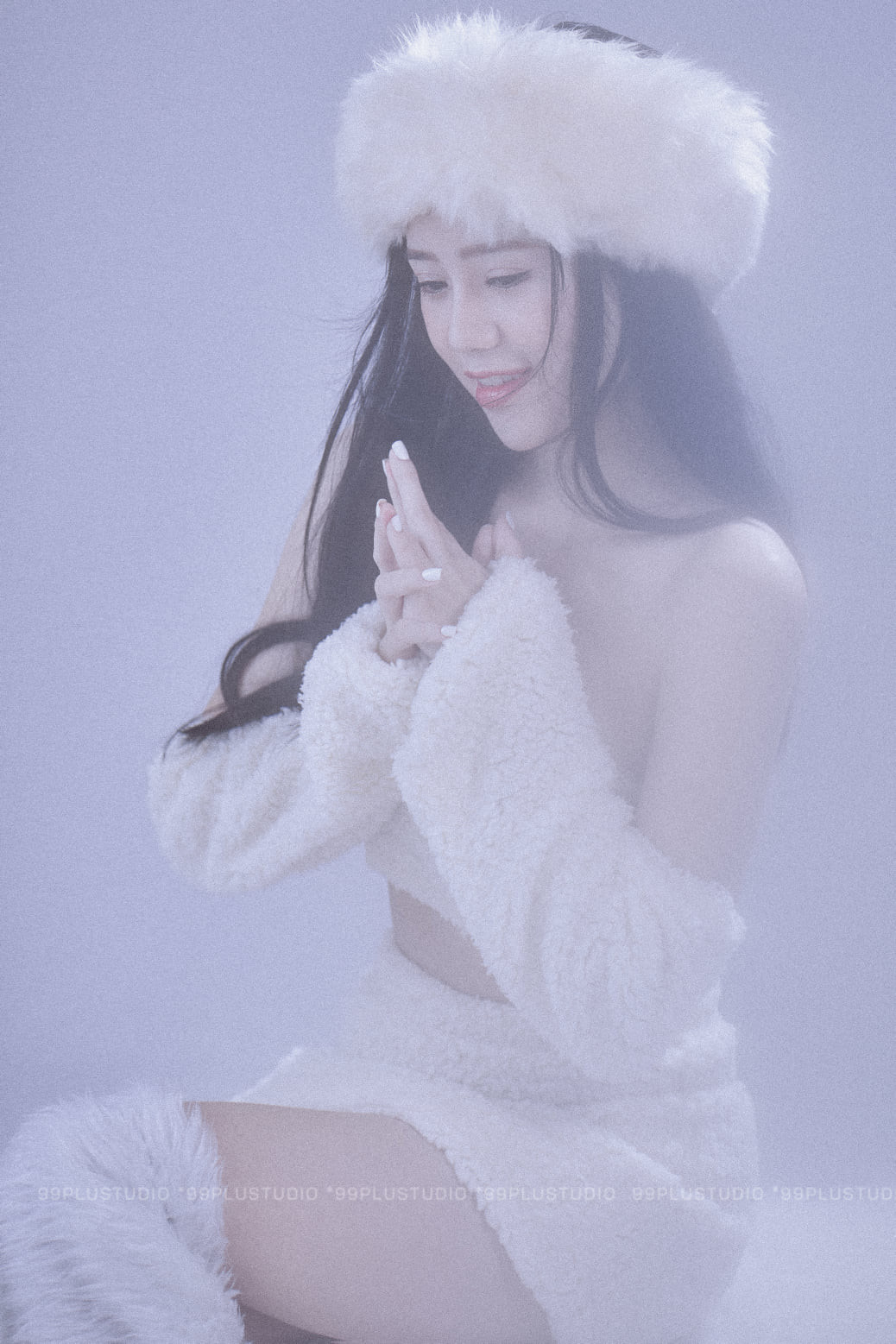 Hóa thân thành công chúa tuyết, bộ ảnh trước thềm Noel của hot girl làng game này nhận về nhiều lời khen, hầu hết đều khen ngợi sắc vóc của Mai Linh Zuto sau khi làm mẹ.