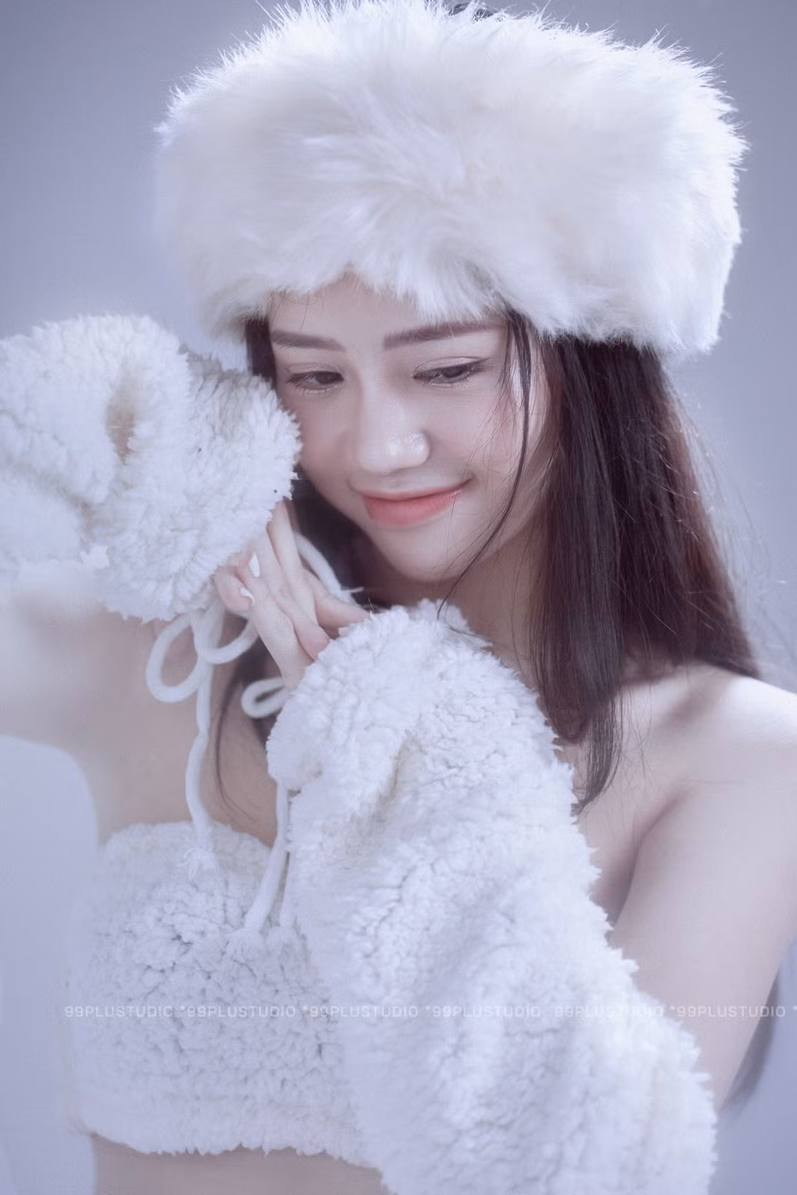 Ngoài ra, với ngoại hình nóng bỏng, sở hữu đôi "gò bồng đào" hút mắt, Mai Linh luôn biết cách khéo léo khoe lợi thế của mình.