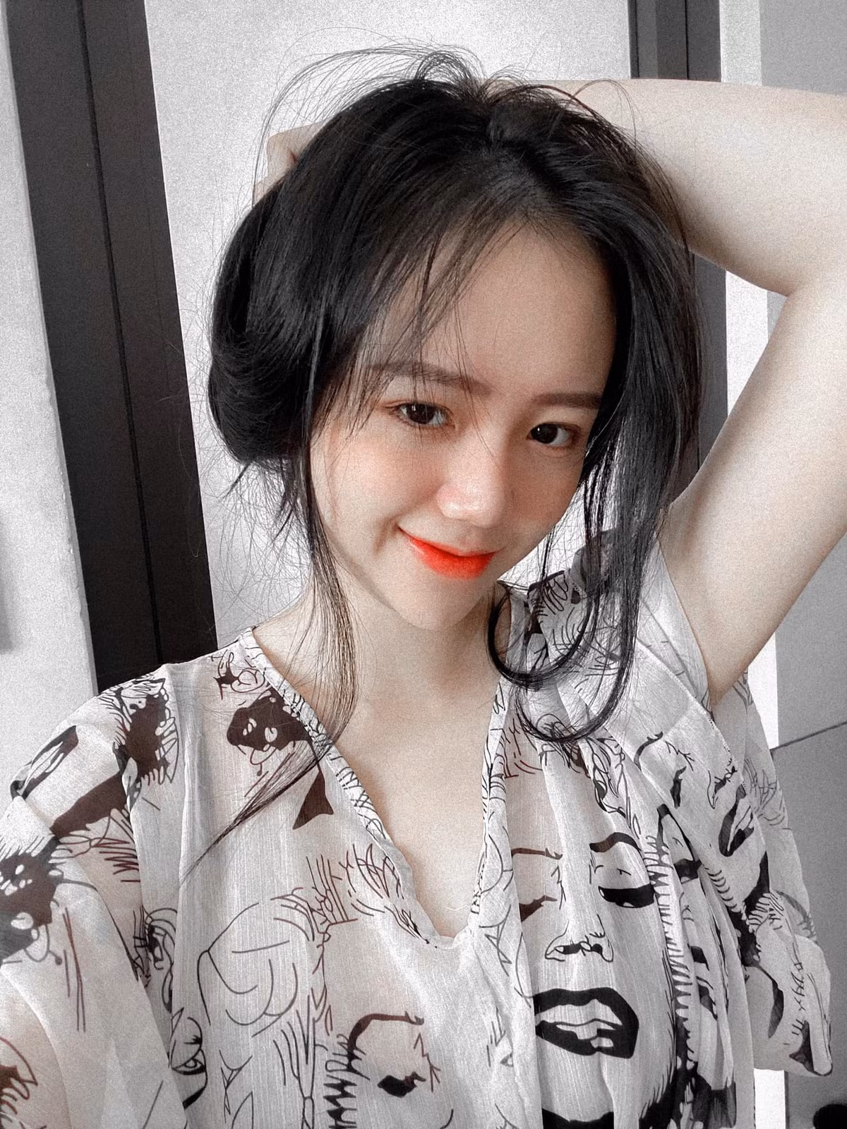 Đặc biệt, nhan sắc trẻ trung, ngày càng thăng hạng của bà mẹ một con vẫn luôn nhận được lời khen ngợi từ phía cộng đồng mạng.