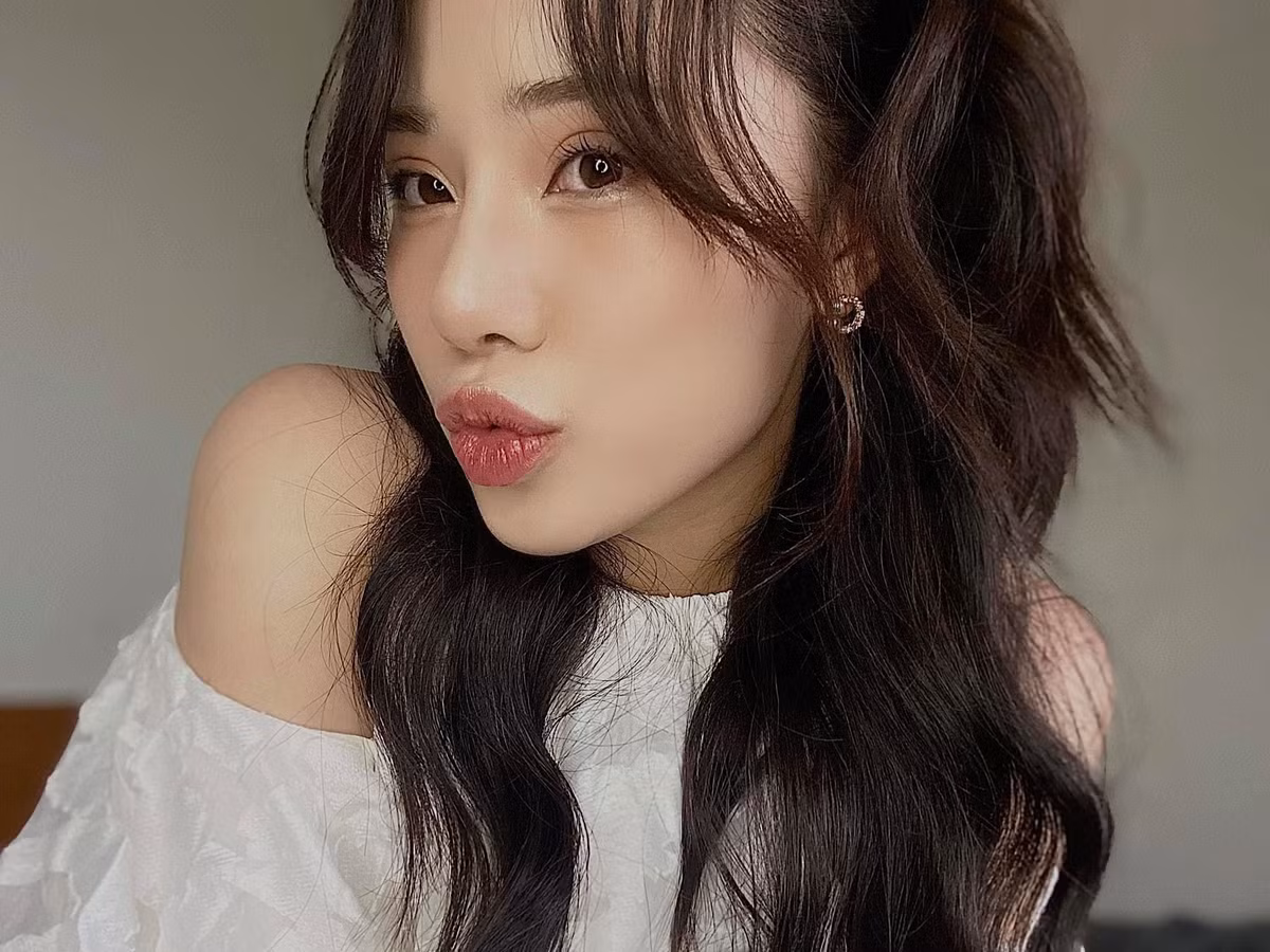 Nữ sinh từng giành nhiều giải thưởng chuyên môn và sắc đẹp ở nhiều cuộc thi uy tín nhờ ngoại hình nổi bật, khả năng ăn nói lưu loát và bản lĩnh sân khấu đáng nể.