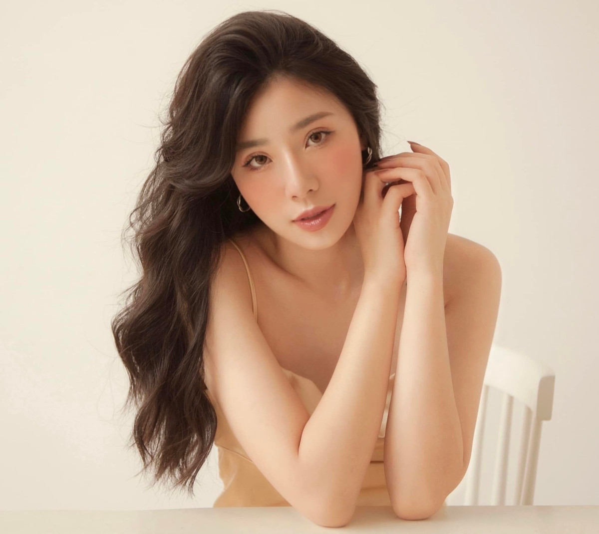 Năm 2019 có thể nói là một năm thành công của hot girl Minh Anh khi cô lọt vào Top 6 cuộc thi Én Vàng 2019- một cuộc thi về người dẫn chương trình truyền hình lâu năm và uy tín nhất tại Việt Nam.