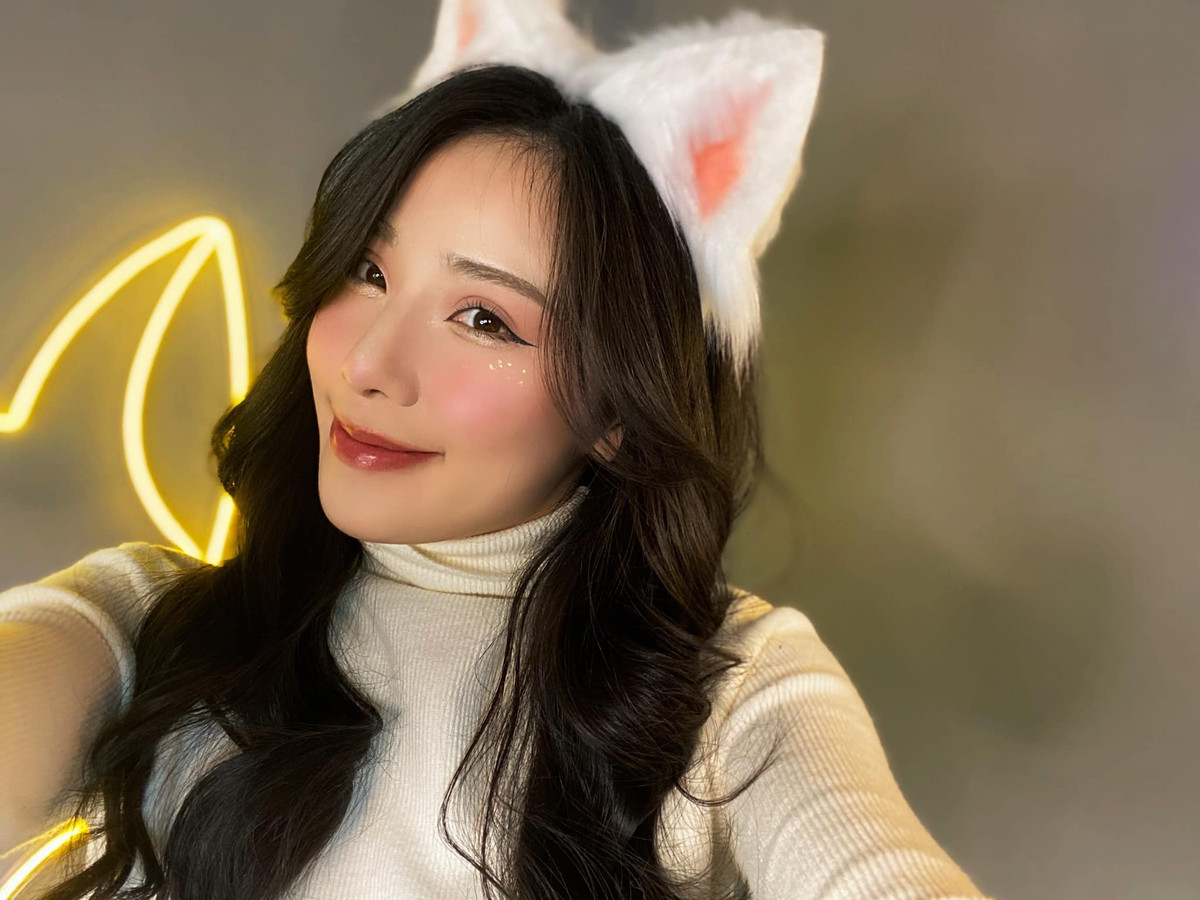 Thời gian gần đây, nữ MC xinh đẹp còn là gương mặt quen thuộc của cộng đồng game thủ, cô là người dẫn chương trình AWC 2019 - giải đấu Liên Quân Mobile.