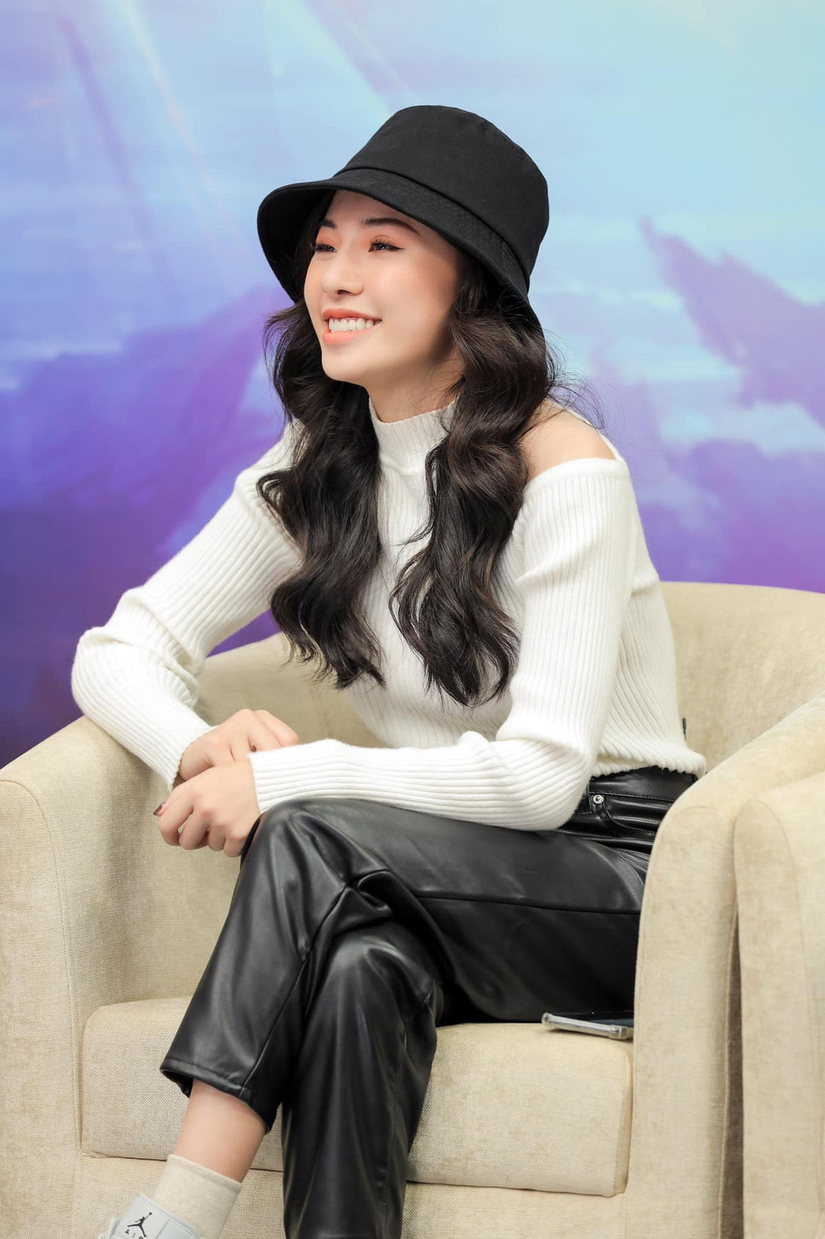 Nữ MC 9x còn tham gia các hoạt động giải trí, xuất hiện với vai trò người mẫu ảnh, đóng TVC. Nhưng khán giả nhớ đến Minh Anh nhiều nhất với vai trò một người dẫn chương trình tài năng và duyên dáng.