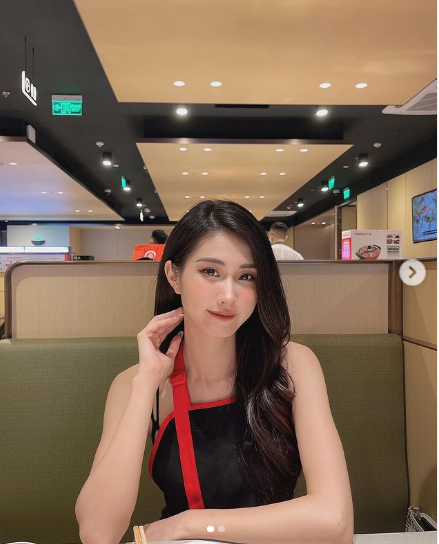 Ngoài việc học, Ngọc Ánh còn làm thêm công việc người mẫu ảnh và MC tự do.