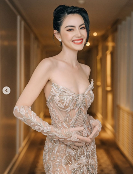 Vòng eo 55 cm nhỏ đến siêu thực của mỹ nhân sinh năm 1992 càng khiến nhiều người trầm trồ, ngưỡng mộ.