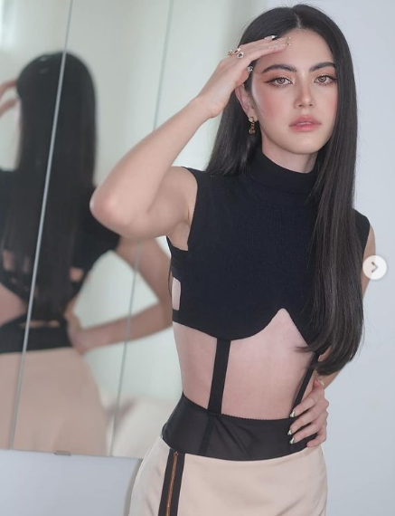 "Ma nữ Thái Lan" cũng là gương mặt đắt khách của các nhãn hàng, thường xuyên có mặt trên bìa tạp chí thời trang lớn.