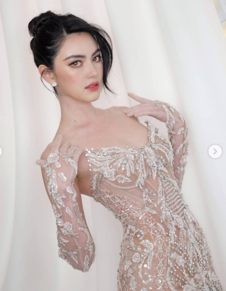 Nhìn loạt khung hình xuất sắc này, người hâm mộ mới hiểu vì sao nàng "Ma nữ" là mỹ nhân sở hữu body đẹp nhất châu Á.