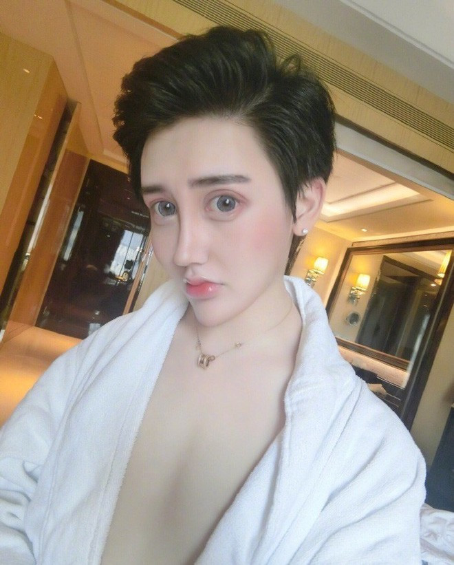 Với gương mặt biến dạng, đôi mắt to dị thường cùng chiếc cằm nhọn hoắt, Lưu Tử Thần từng là cái tên nhận nhiều chú ý của dân mạng những năm 2014 - 2015.