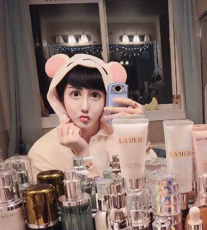 Ngoài nổi tiếng với vẻ mặt bị dao kéo đến biến dạng, Lưu Tử Thần từng có những phát ngôn gây sốc khi tự tin khẳng định mình "đẹp tự nhiên".