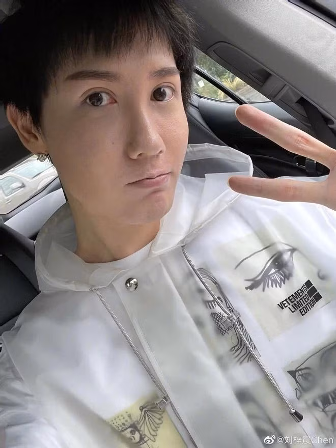 Sau thời gian dài thị phi, anh đã từ bỏ lối makeup đậm và thói quen chỉnh ảnh qua vô vàn lớp filter.